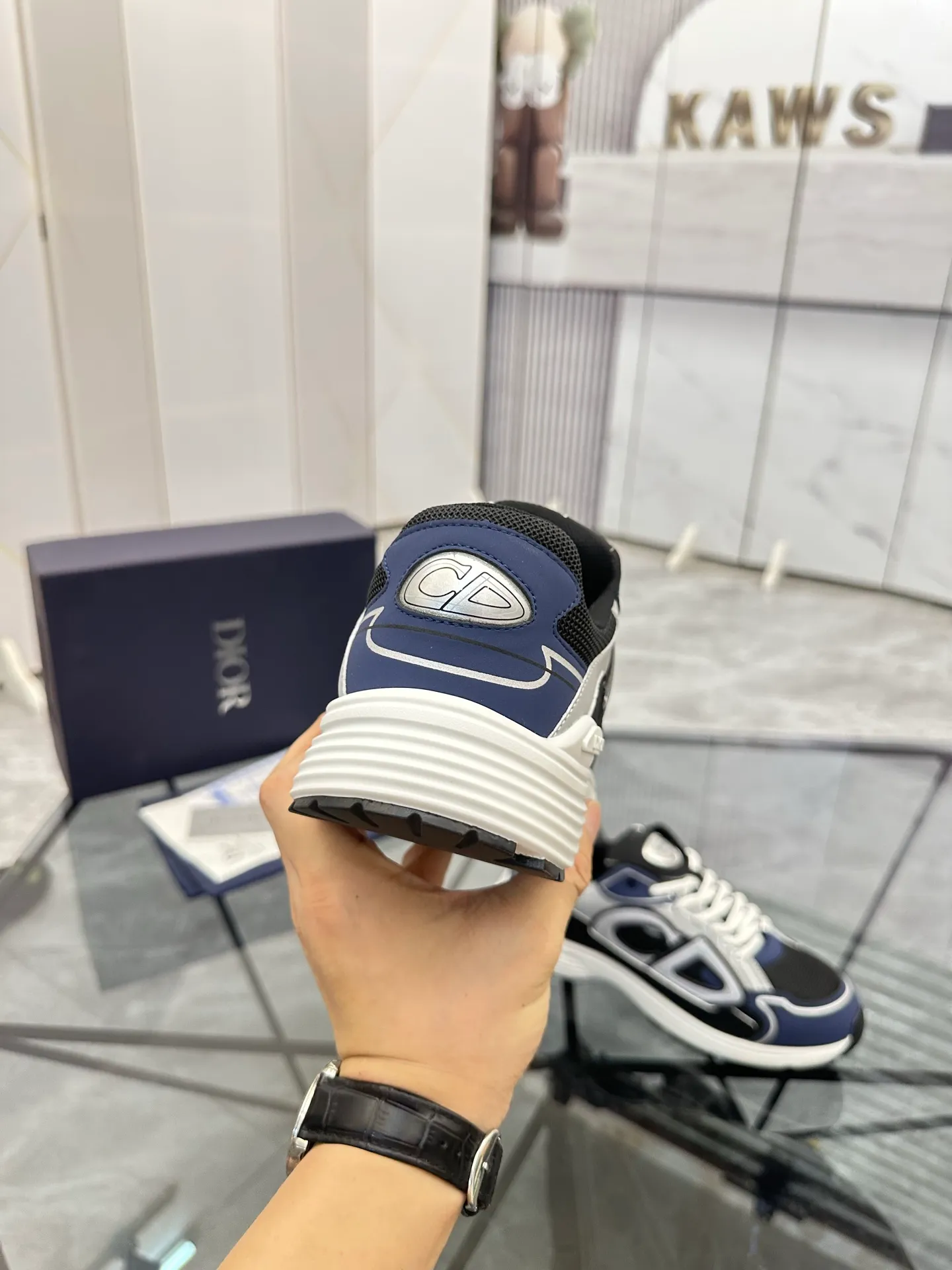 Men's shoes: 💰P400¥ Available in Guangzhou Product trademark: Dior* "Dior*" low-top casual shoes Regular size: 35-46 (can be customized to 47) Couple style Product materials: Upper imported cowhide stitched with original fabric, breathable lining, ultra-light foam original outsole. No.: 007